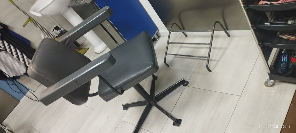 Парикмахерская кресло ножками.состояние б/у.