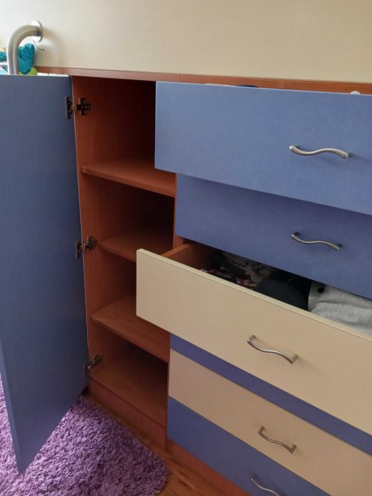 Двуетажно легло с изтеглящо се трето легло със скрин и обемна ракла.