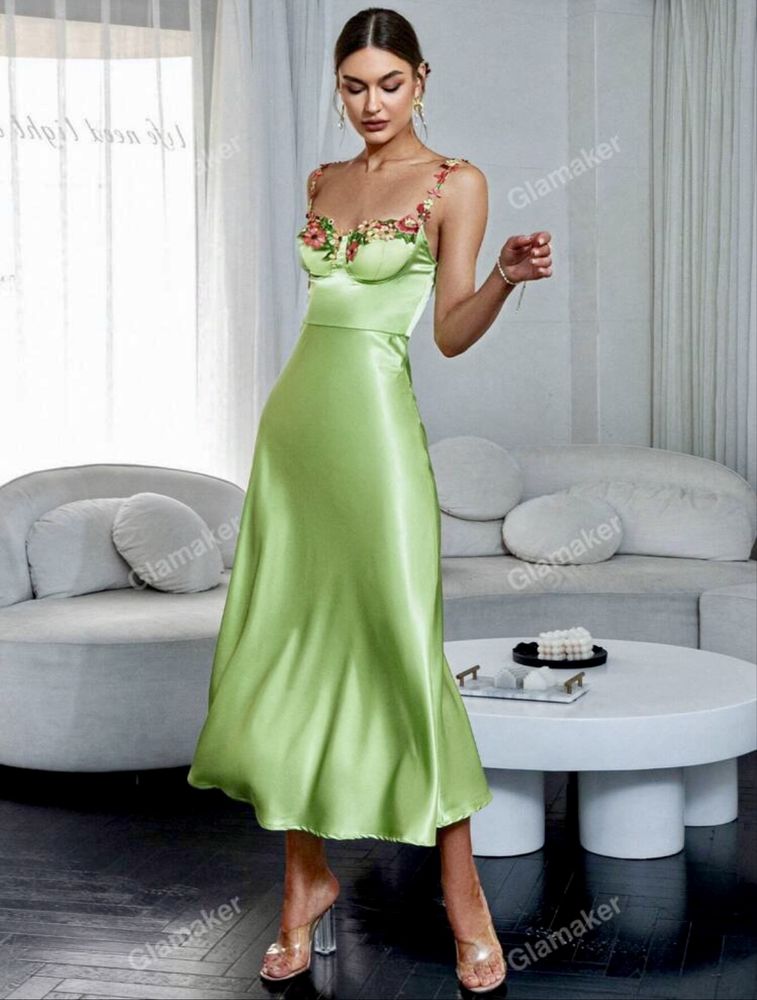 Rochie de culoare verde deschis si flori brodate in jurul bustului