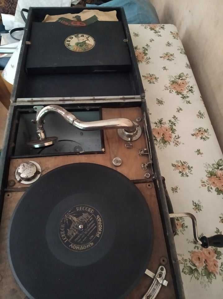 Стар механичен грамофон