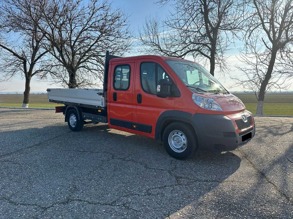 Peugeot Boxer Doka 7 locuri și benă fixă