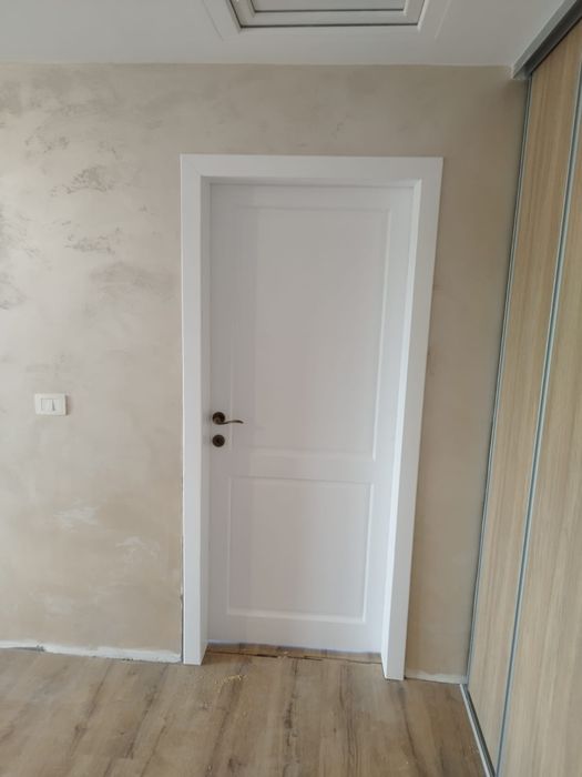 Uși și geamuri din lemn masiv vopsite feronerie kieder sticla de termo