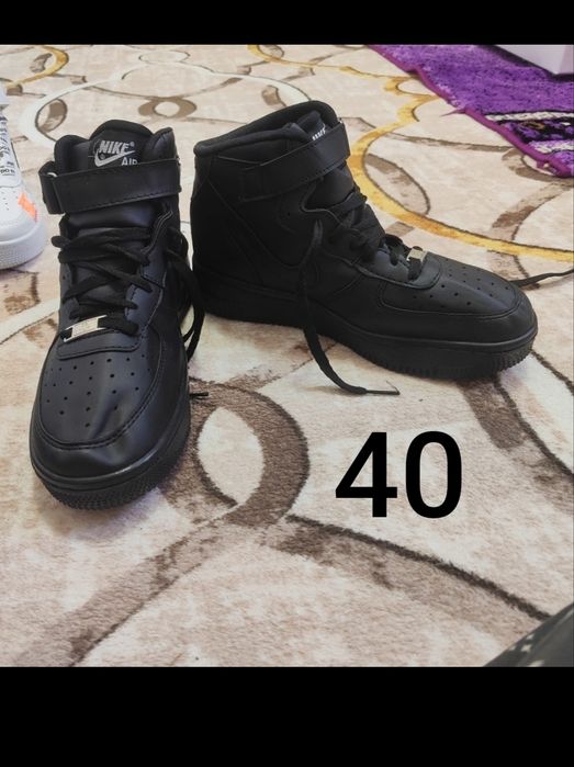 Adidași de vânzare