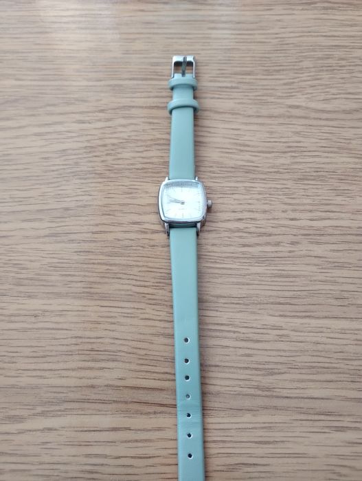 Часовник в цвят мента