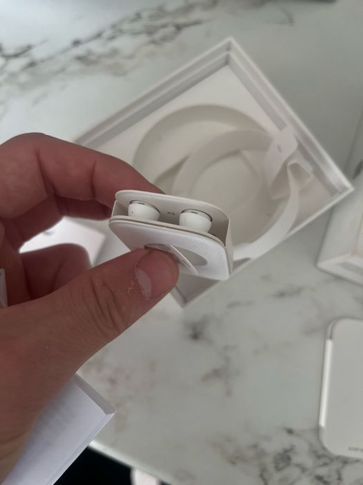 Airpods наушник айфон