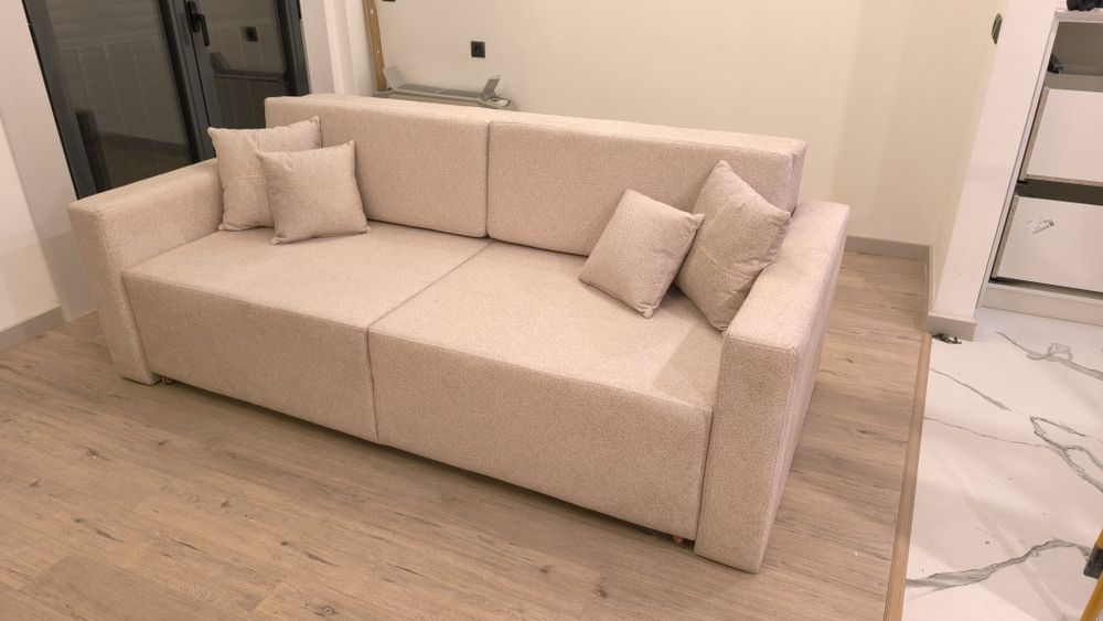 Мастер по мягкой мебели со своей бригадой