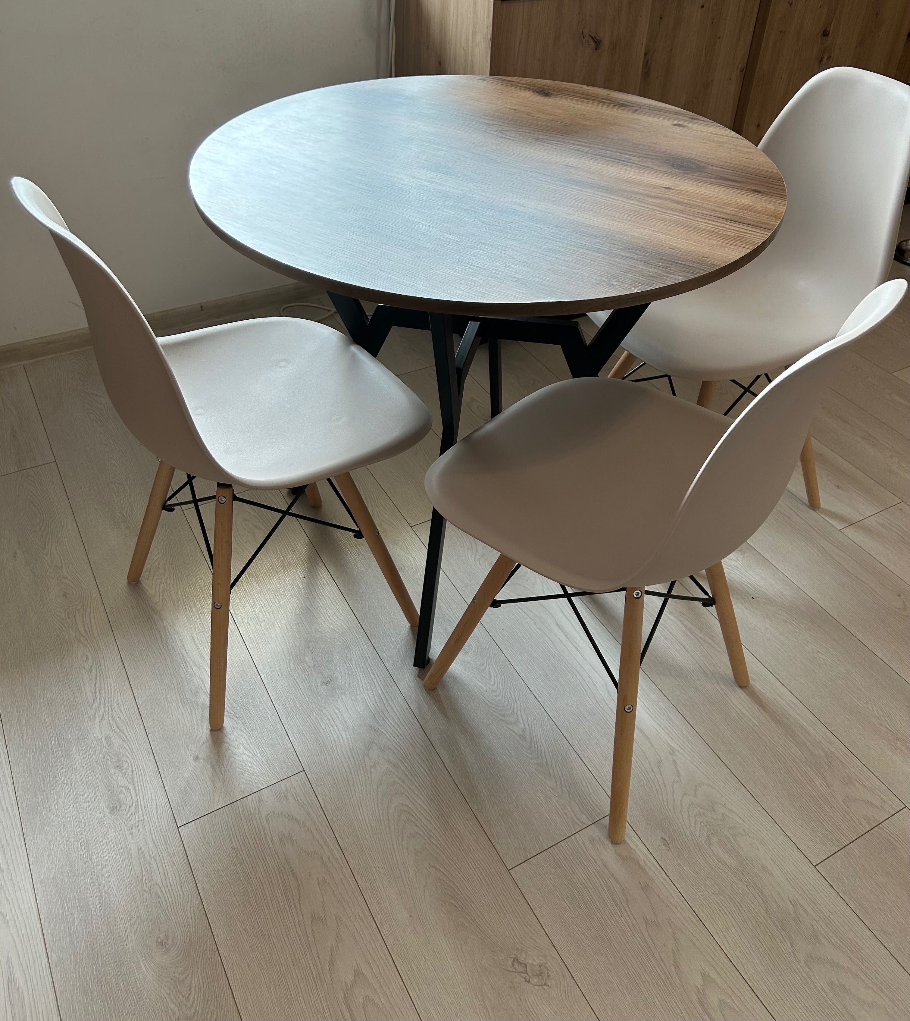 Masa dining cu 3 scaune incluse