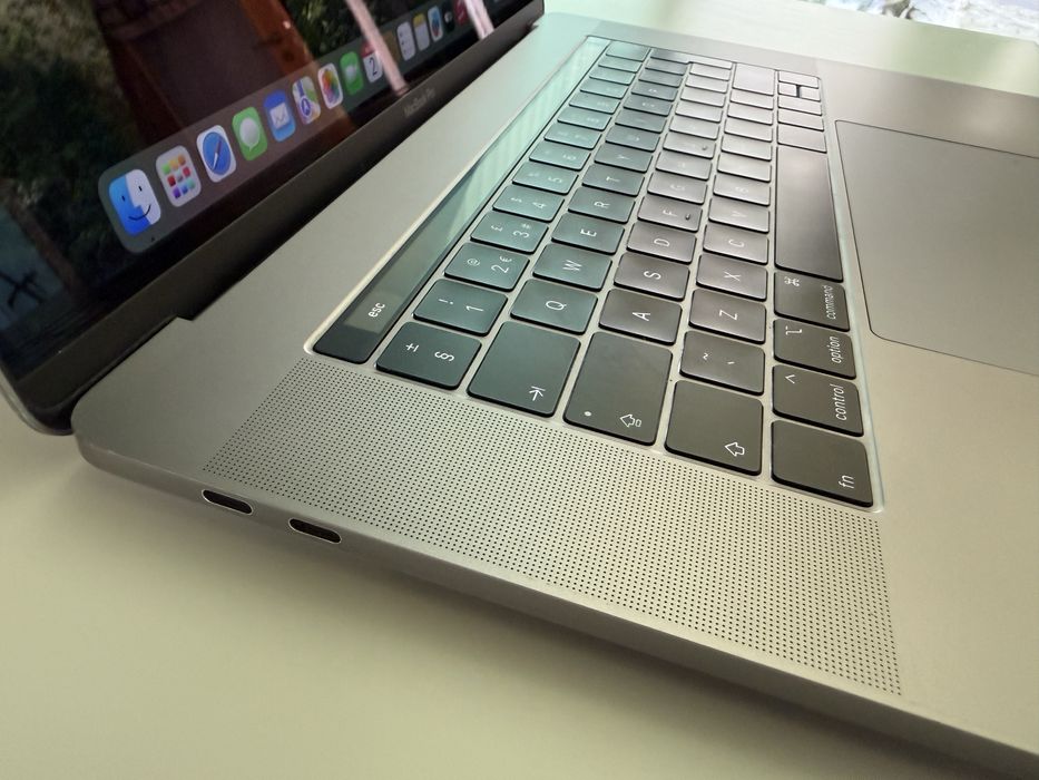 MacBook Pro 15” 2019 - i7/16GB/256GB/Radeon 560X - отлично състояние