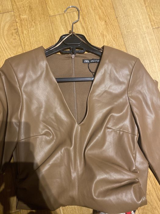 Vând rochie Zara din piele ecologica mărimea XS culoare Bej