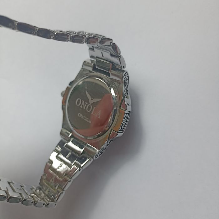 Мъжки ръчен часовник с орнаменти и метален корпус