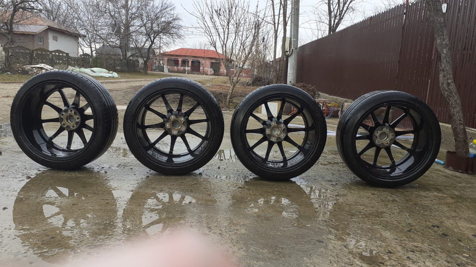 Vând set de 4 anvelope vară cu tot cu jante de tip 225/40ZR18 MICHELIN