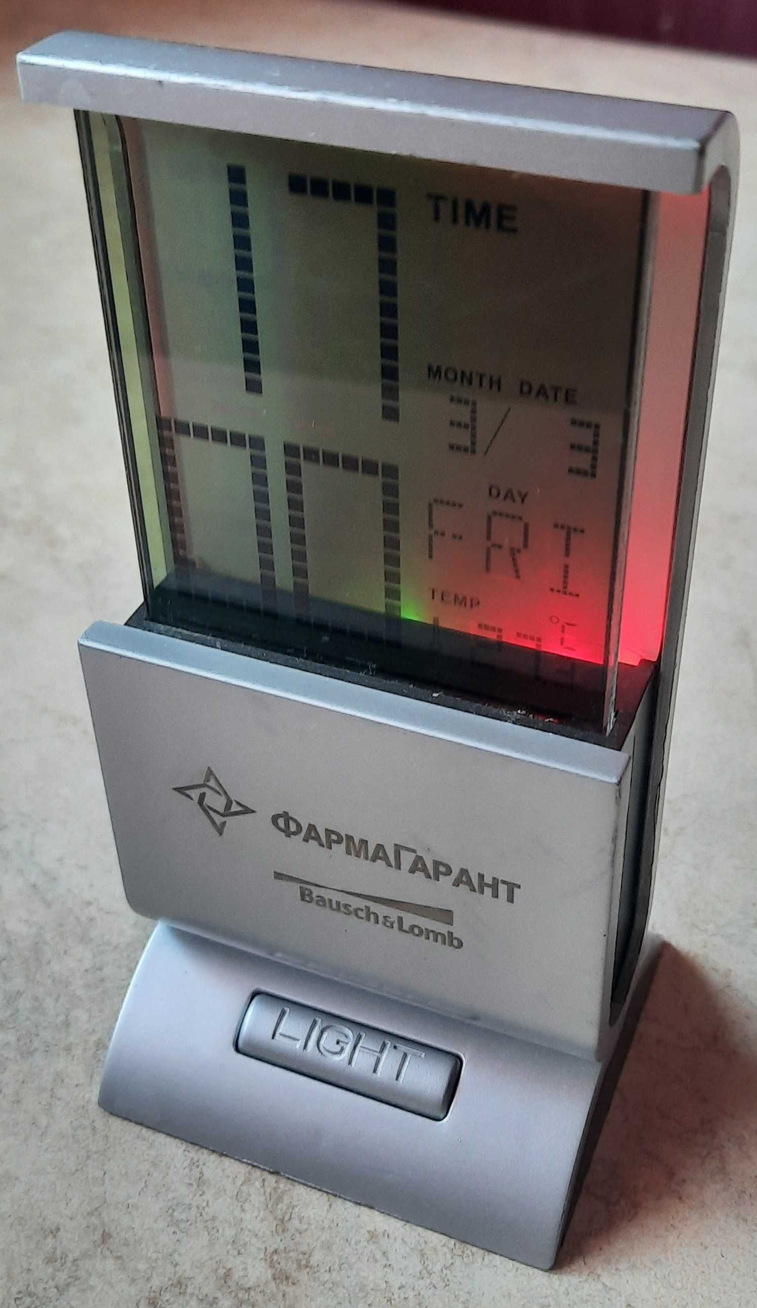 Электронные часы с трехцветной подсветкой и термометром