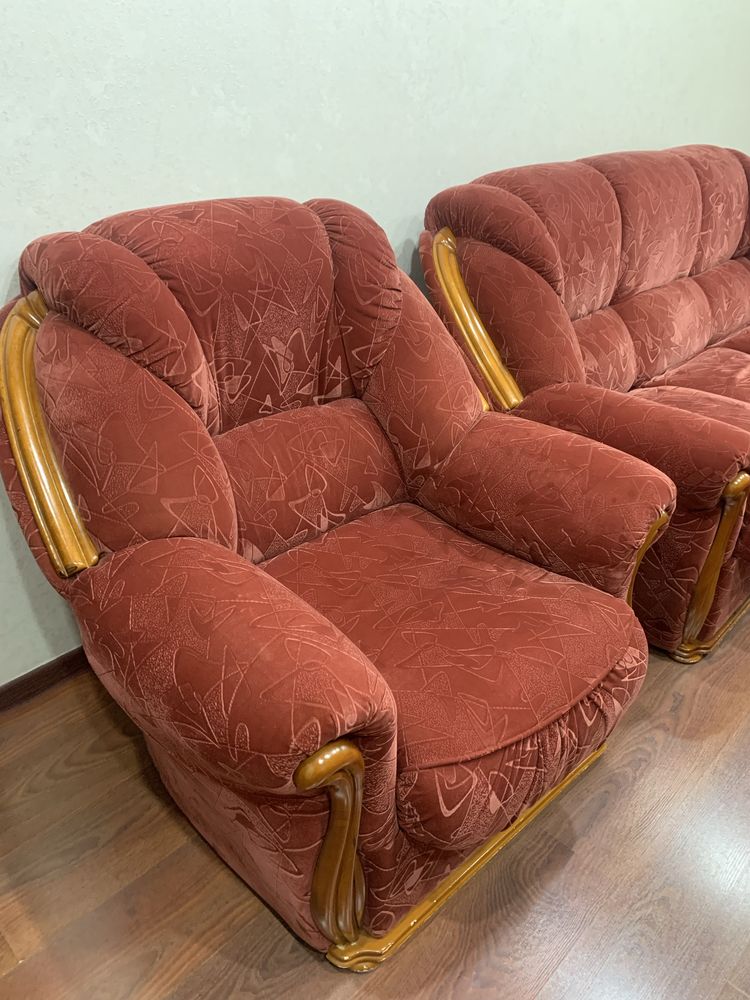Продам недорого диван и два кресла