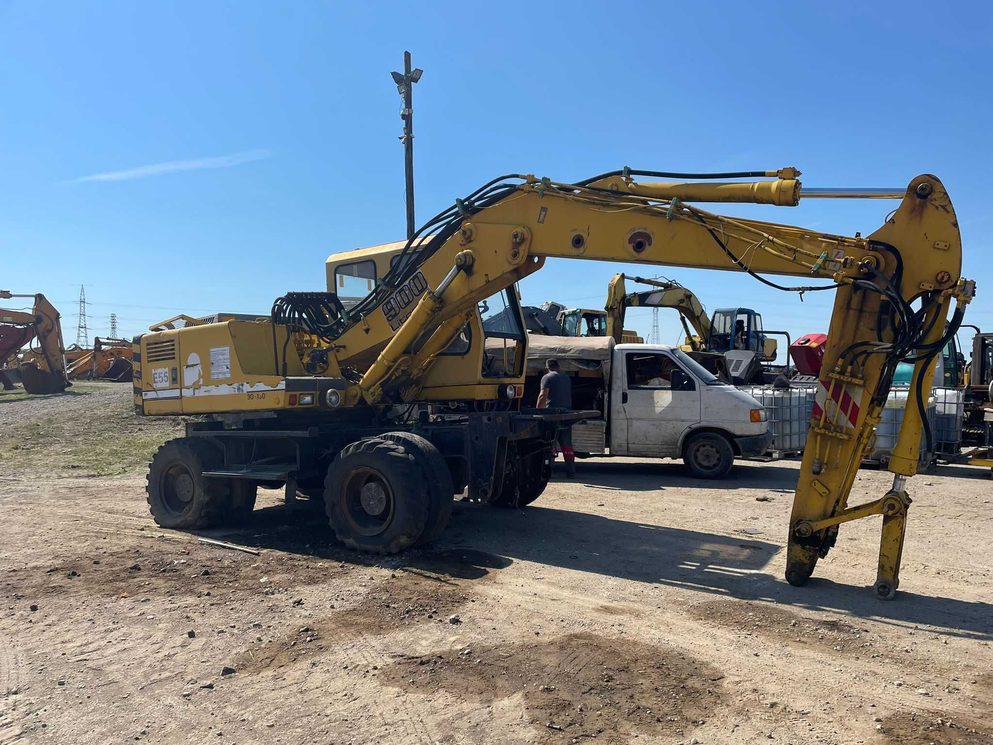 Dezmembrez Excavator pe roti LIEBHERR 900 litronic