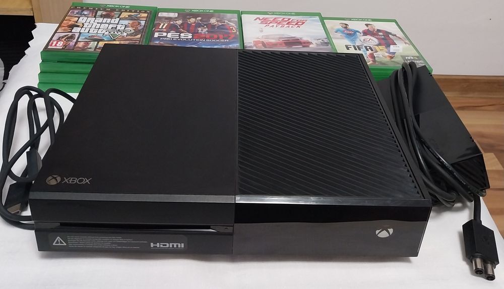 Consola Xbox One + 15 CD diverse jocuri!
