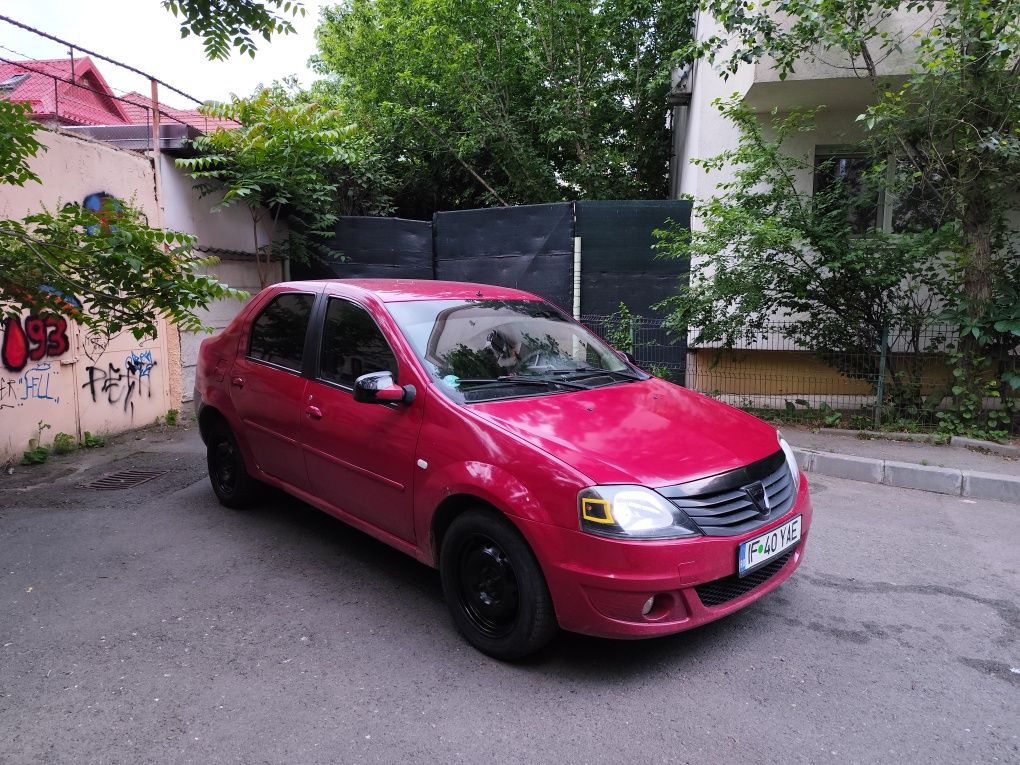 Vând Dacia Logan