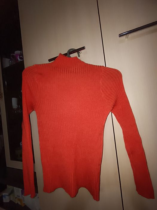 Водолазка оранжевого цвета