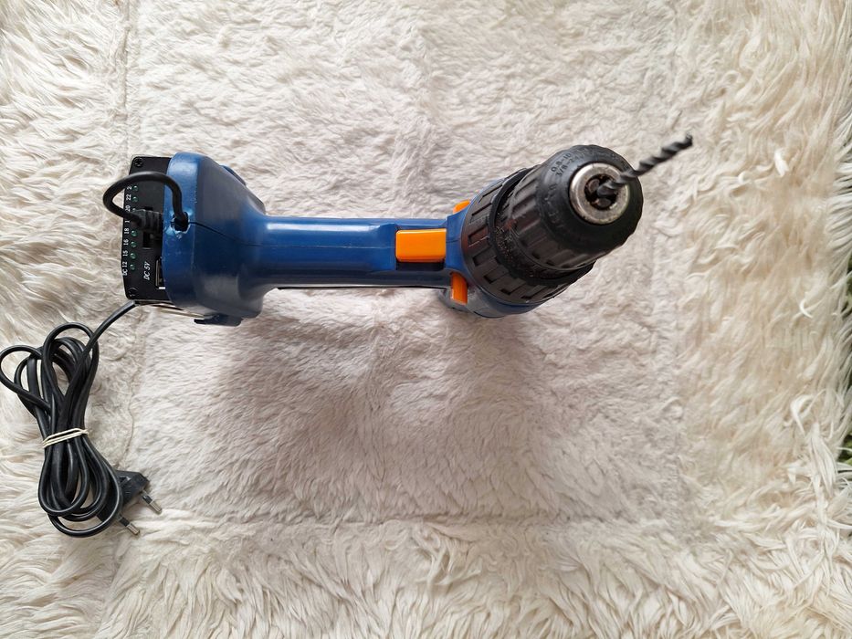 Bormasina de gaurit si insurubat, alimentare 220 v, priza USB