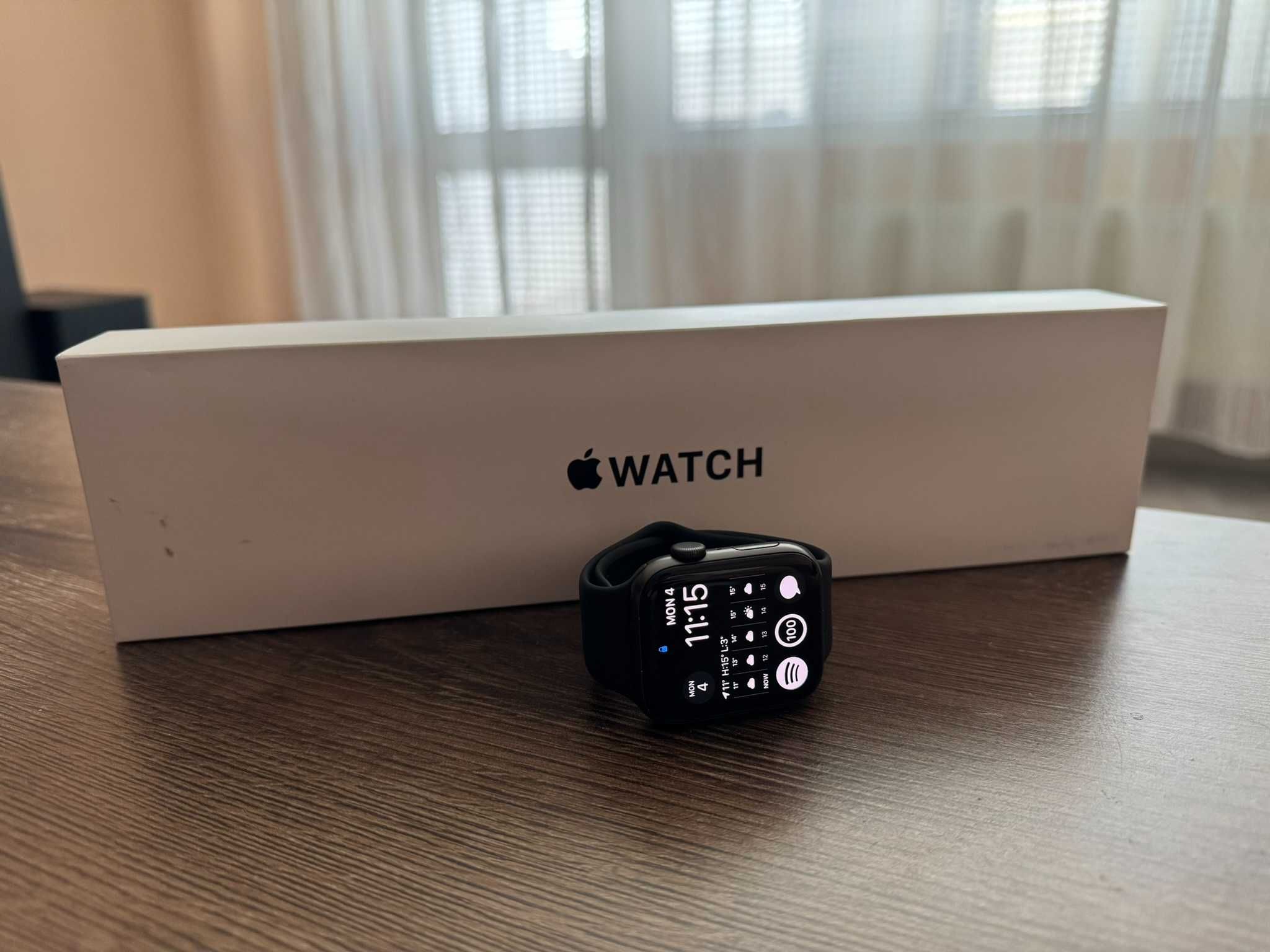 Apple Watch SE - 44mm Space Black Alu Black Sport Band Смарт Часовник