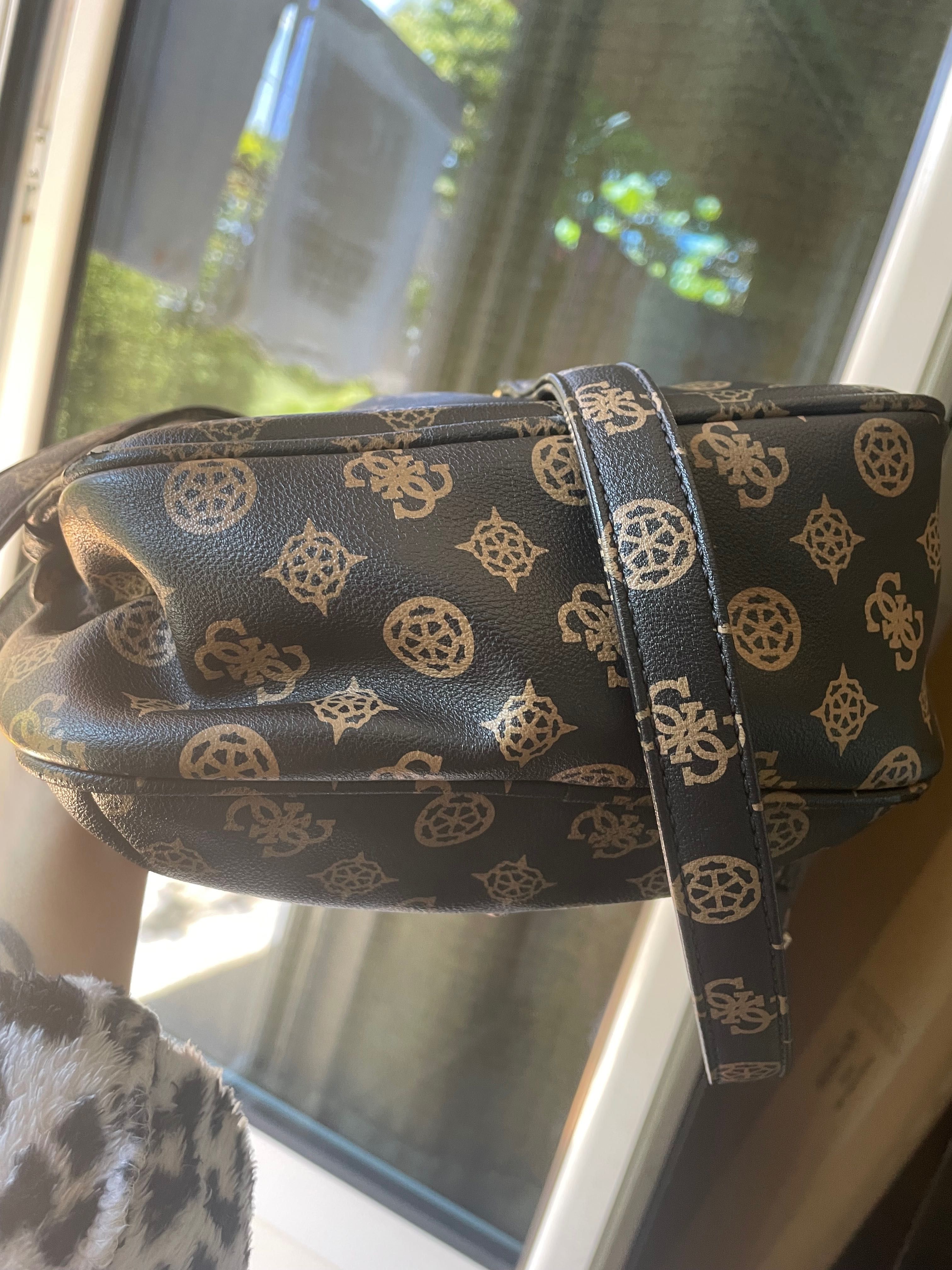 Оригинална раничка Guess