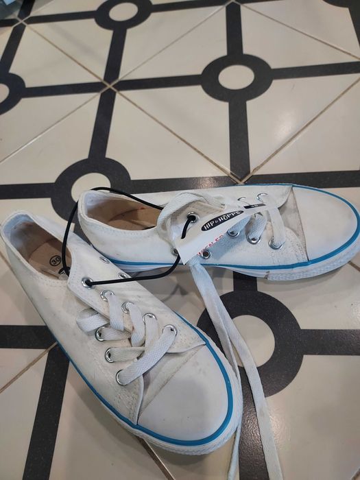 Tenisi noi albi 30, cu eticheta