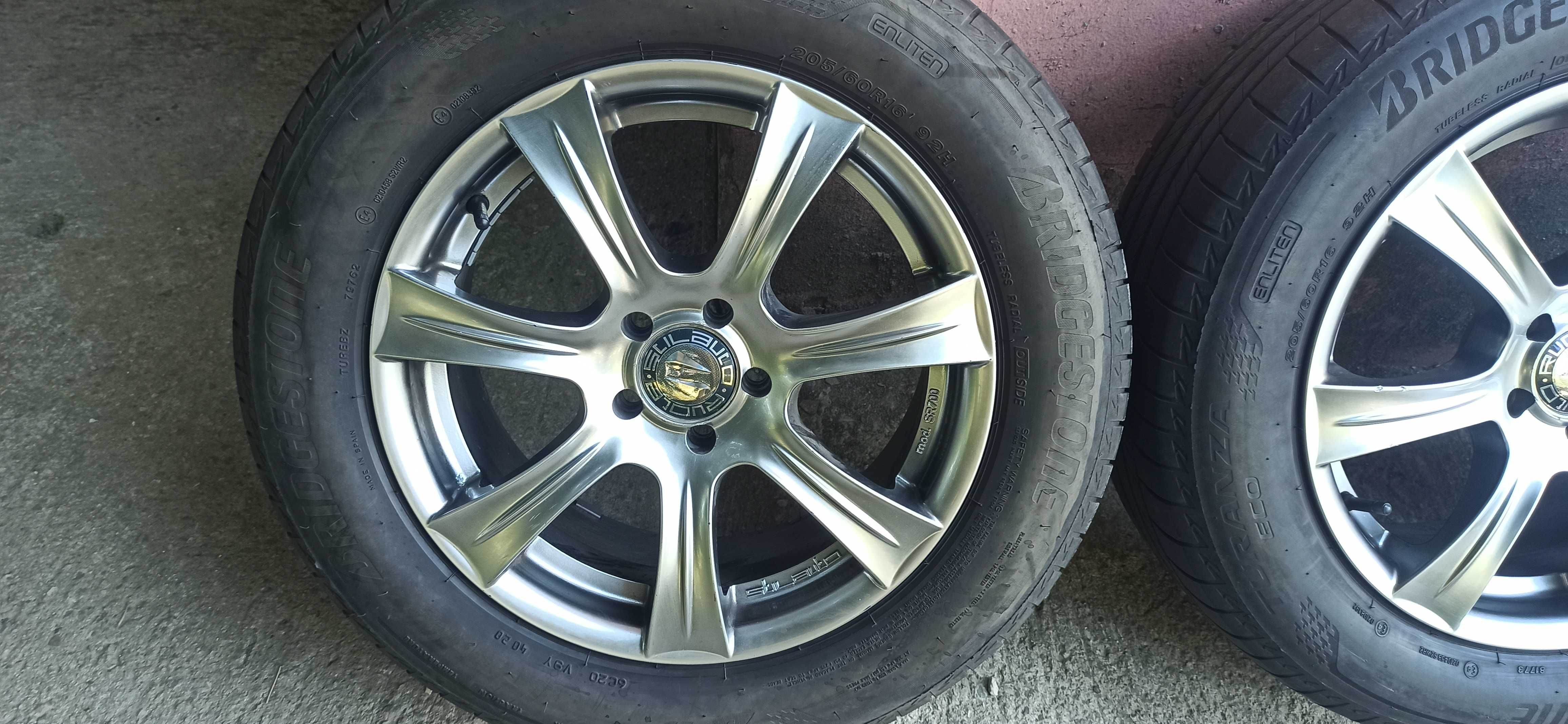 Хубав комплект 16-ки джанти с летни гуми за VW, 5х100
