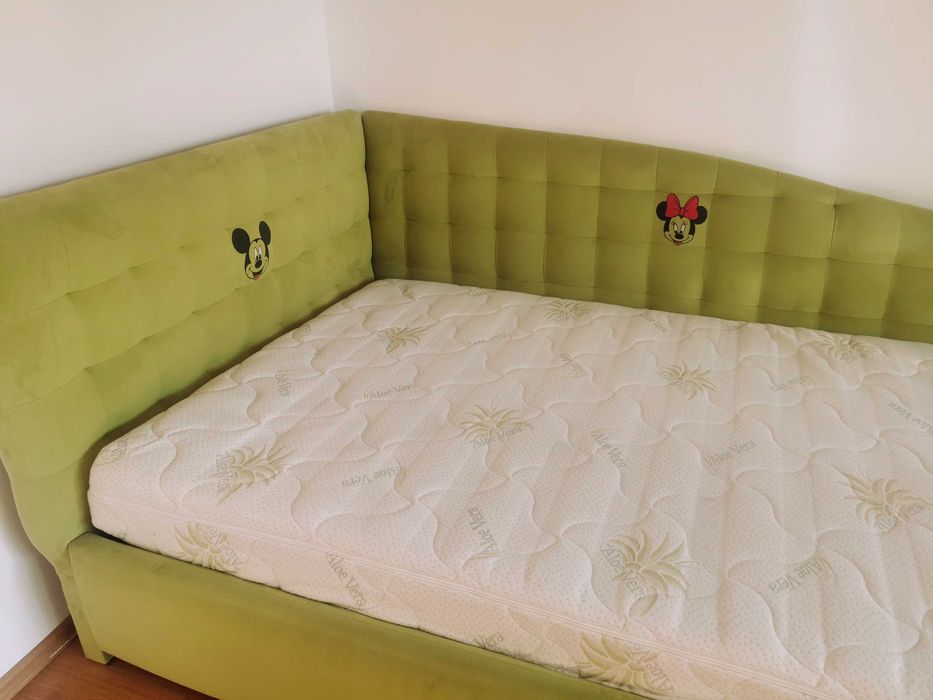 Vând pat tapițat cu doua tablii, catifea, imprimat cu Minnie si Mickey