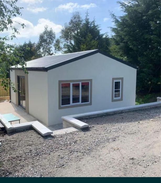 Casă pe structură metalică învelită în panouri sandwich