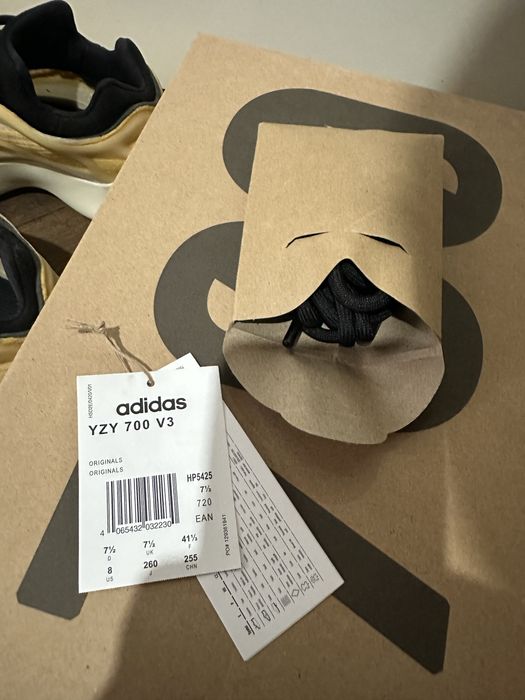 Yeezy x Adidas 700 v3 mono safflower