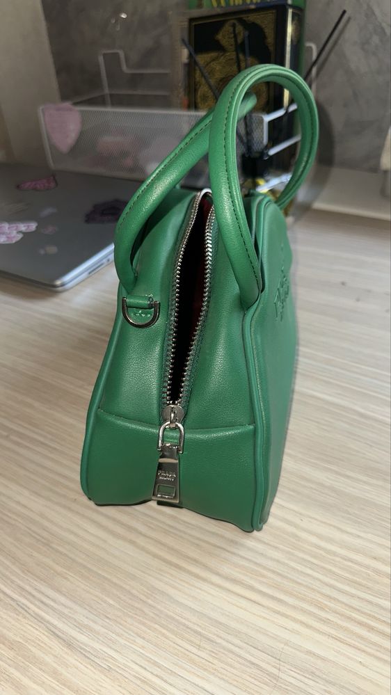 сумка Prada , зеленая , красивая , удобная сумка, есть ремешок