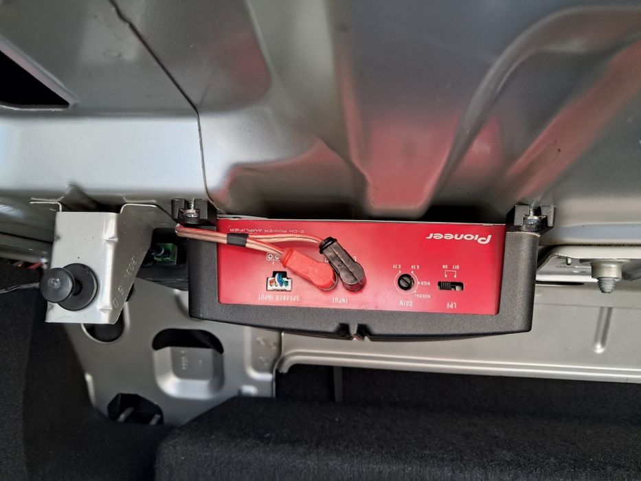 Vand 2 subwoofere+amplificatoare