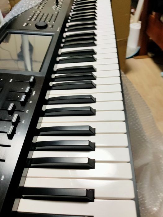 Korg kronos 2 yangi xolatda