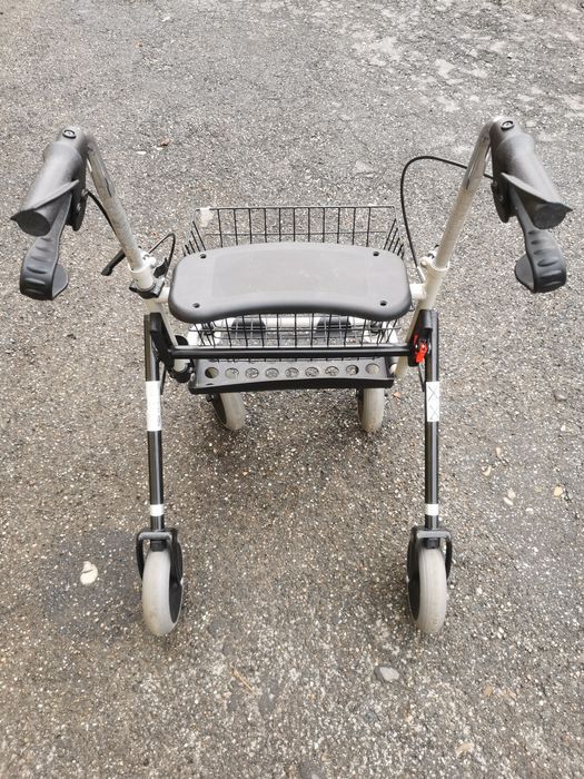 cadru de mers cu roti rolator