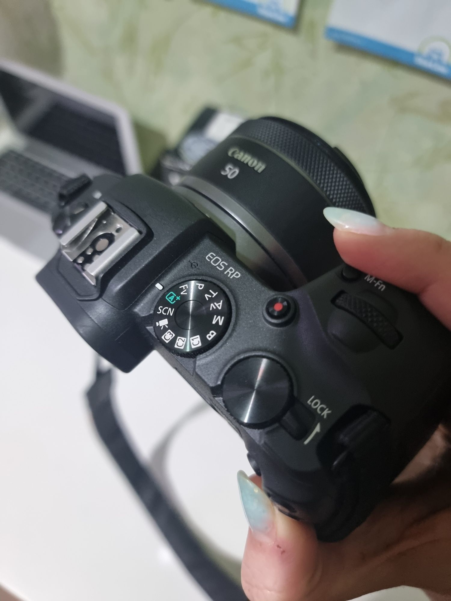 Продам фотоаппарат цифровой canon RP + объектив портреник 50