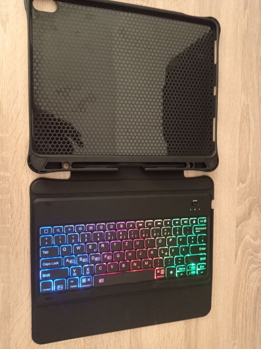 Husa cu tastatura si bluetooth luminată preț 100 lei Noi nouțe!