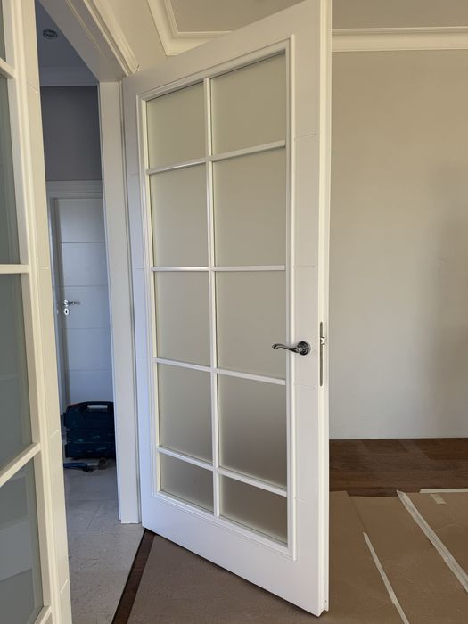 Портал с две крила MDF бял с витраж мат