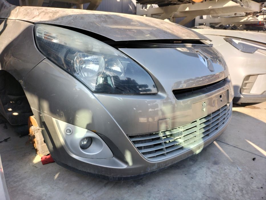 Предна броня с парктроници Renault Scenic III / Рено Сценик 3 2010г.