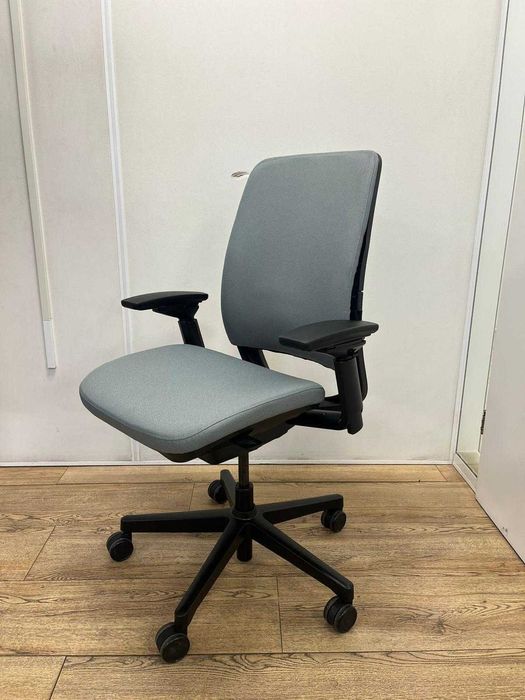 Refurbished Steelcase Amia Grisgiu