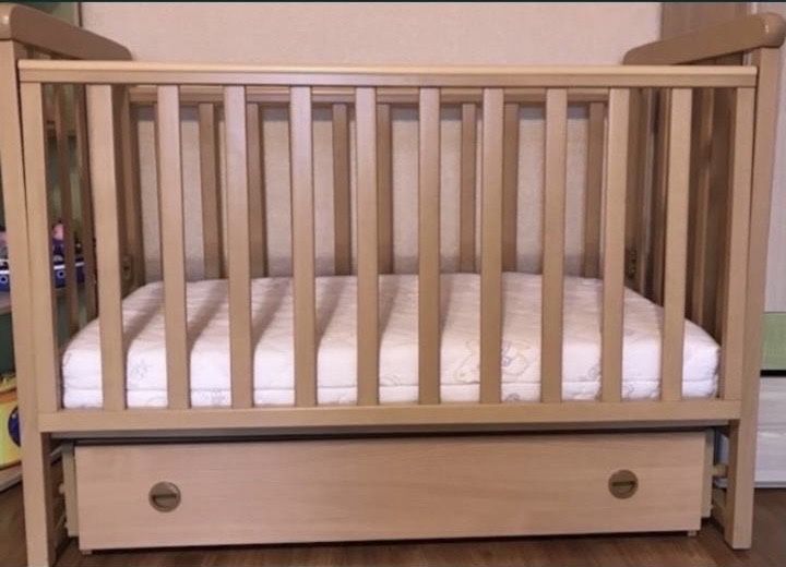 Детская кроватка с шкафчиком и матрасом