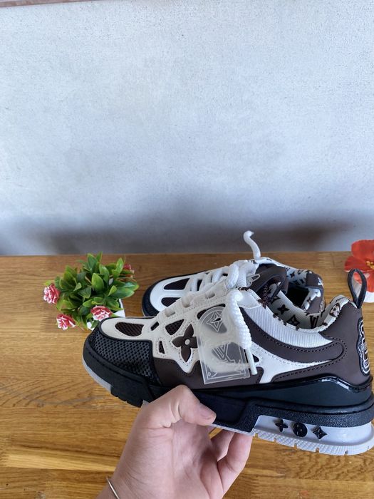 LV Skate black and white