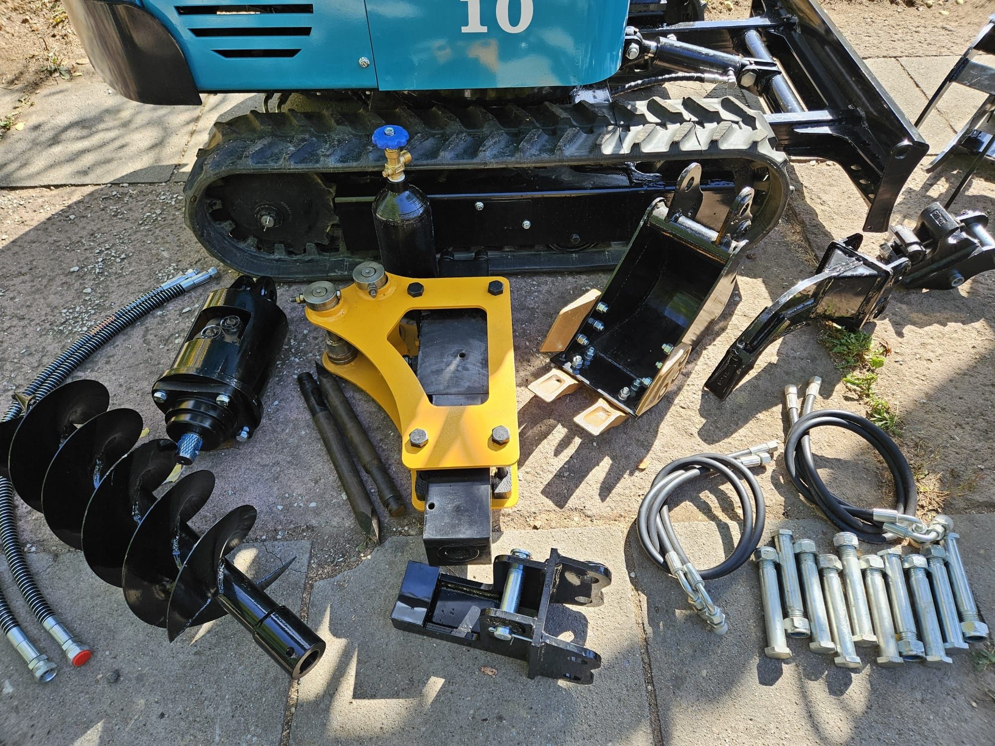 Mini excavator 1T cu 9 accesorii