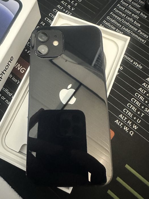 iPhone 12, 128GB, baterie 87%, punct mort pe display