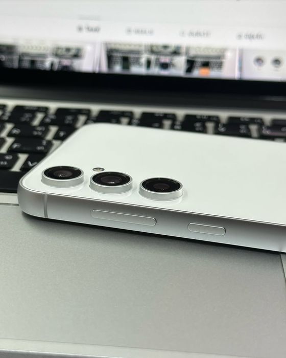 Samsung s23 fe  8/256Gb OQ