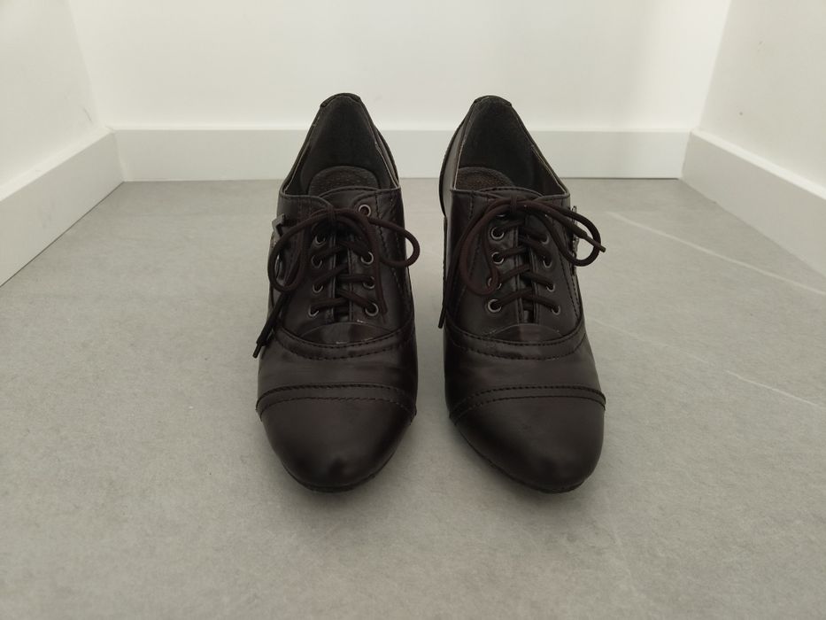 Страхотни затворени обувки 38,5н.