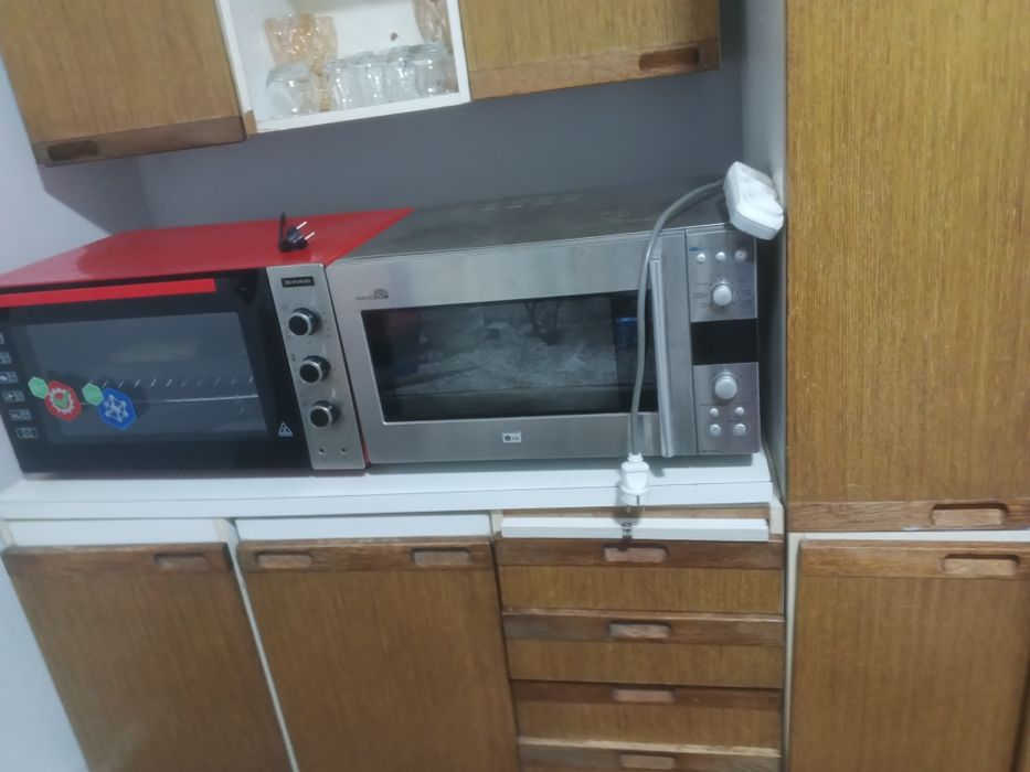 Кухиной мебел с бытовой техникой