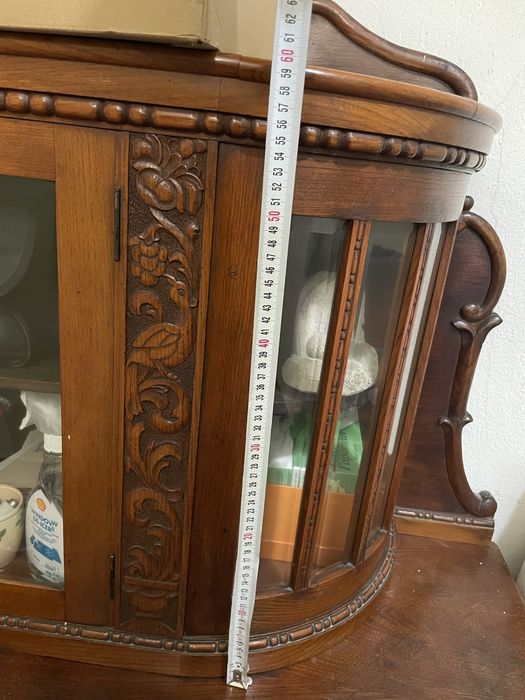 антикварна мебел бюфет с кристални стъкла в отлично състояние!