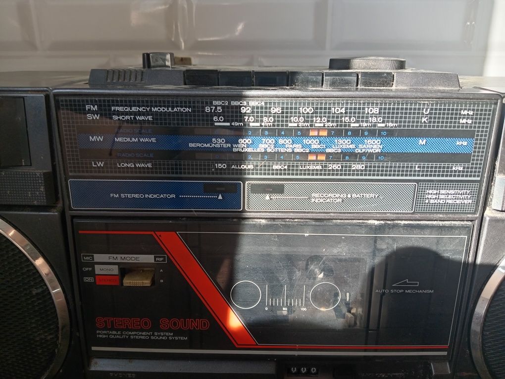 Радио-касетофон Hitachi-trk-930e fm