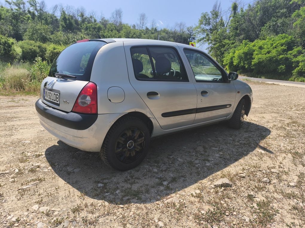 Vând Renault Clio 2 motor 12.16v proprietar fiscal pe loc