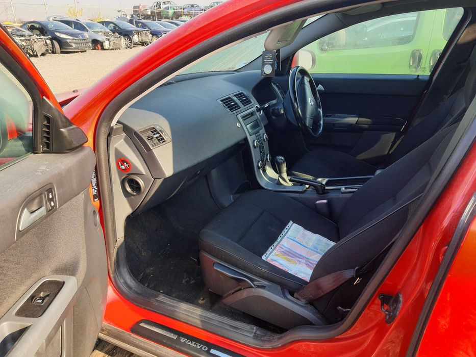 На части! Volvo S40 1.6