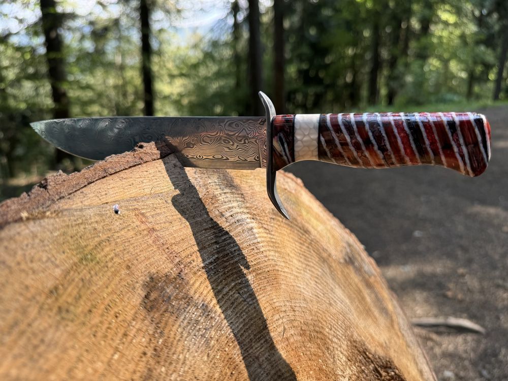 Ръчно изработен нож от дамаска стомана Damasteel